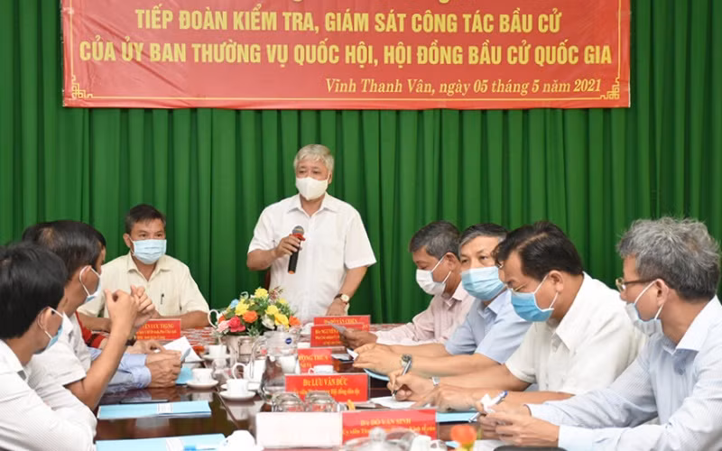 Đồng chí Đỗ Văn Chiến phát biểu tại buổi làm việc với UBBC phường Vĩnh Thanh Vân, TP Rạch Giá.
