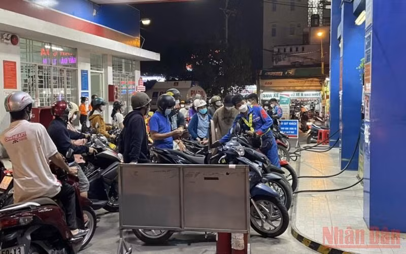 Thành phố Hồ Chí Minh: Người dân đổ dồn ra cửa hàng đổ xăng trước giờ tăng giá -0