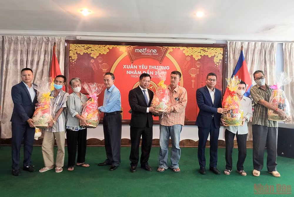Trao quà Tết của Công ty Metfone cho các gia đình (Ảnh: Nguyễn Hiệp)