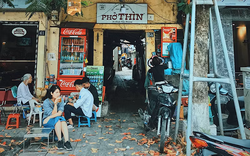 Phở Thìn nằm trong con ngõ nhỏ trên phố Đinh Tiên Hoàng, Hà Nội. (Ảnh BÙI CHÍ THÀNH)