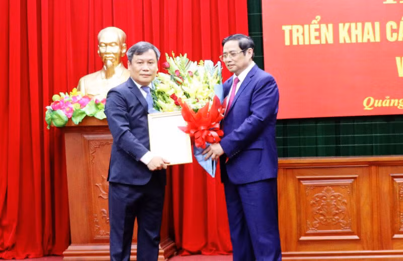 Đồng chí Phạm Minh Chính trao quyết định cho tân Bí thư Tỉnh ủy Quảng Bình Vũ Đại Thắng (bên trái).