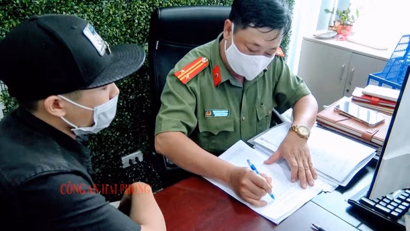Công an Hải Phòng làm việc với các đối tượng tại văn phòng Công ty trách nhiệm hữu hạn một thành viên ANT Group (Cầu Giấy, Hà Nội).