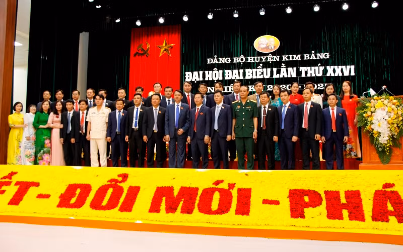 Ban Chấp hành Đảng bộ huyện Kim Bảng khóa XXVI, nhiệm kỳ 2020-2025, ra mắt đại hội.