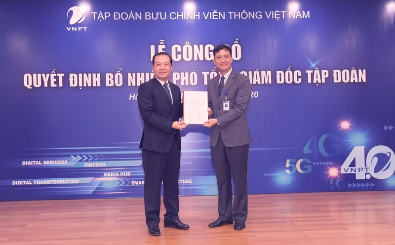 Trao quyết định bổ nhiệm chức vụ Phó Tổng Giám đốc VNPT cho ông Nguyễn Nam Long.