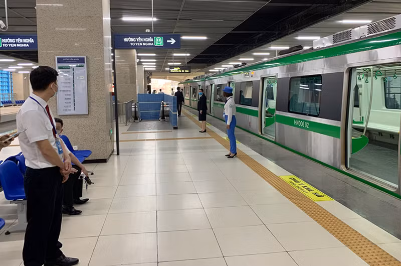 Tàu điện đỗ tại ga Cát Linh.