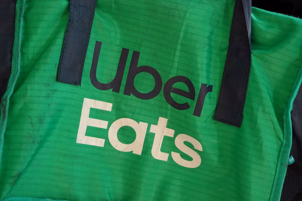 Một chiếc túi giao hàng Uber Eats trên xe đạp ở Brooklyn, thành phố New York, Mỹ. Ảnh: Reuters.