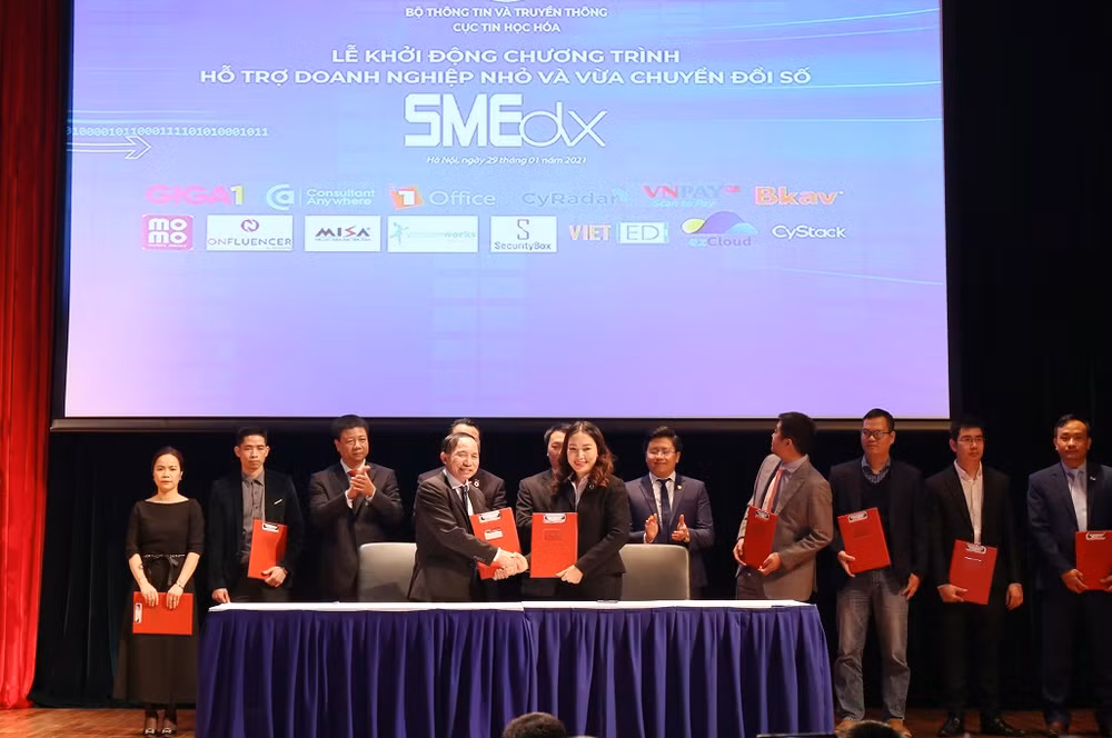 Lễ ký kết của 15 doanh nghiệp nền tảng tham gia chương trình.