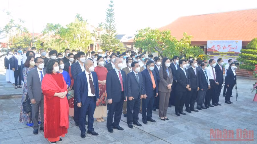 Các đại biểu cùng nhau ôn lại cuộc đời, sự nghiệp hoạt động cách mạng của Thủ tướng Phạm Văn Đồng.