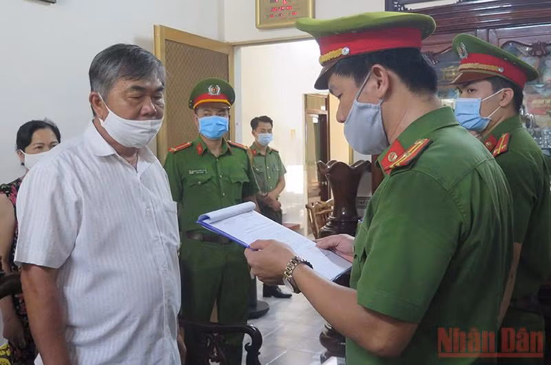 Công an đang khám xét nơi ở và thực hiện lệnh tạm giam ông Nguyễn Chí Hiến, nguyên Phó Chủ tịch Thường trực UBND tỉnh Phú Yên.
