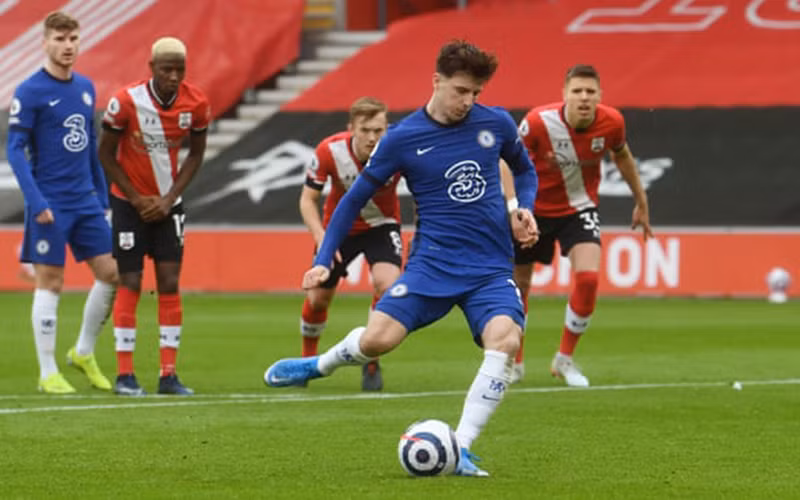 M. Mount (áo xanh) sút phạt 11m gỡ hòa 1-1 cho Chelsea.