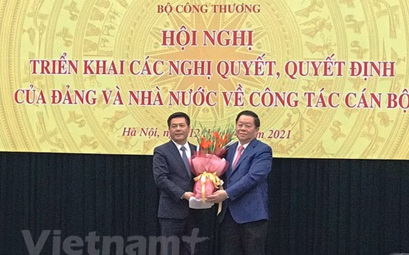 Bí thư Trung ương Đảng, Trưởng Ban Tuyên giáo Trung ương Nguyễn Trọng Nghĩa tặng hoa và chúc mừng tân Bộ trưởng Bộ Công thương Nguyễn Hồng Diên. (Ảnh: Vietnam+)
