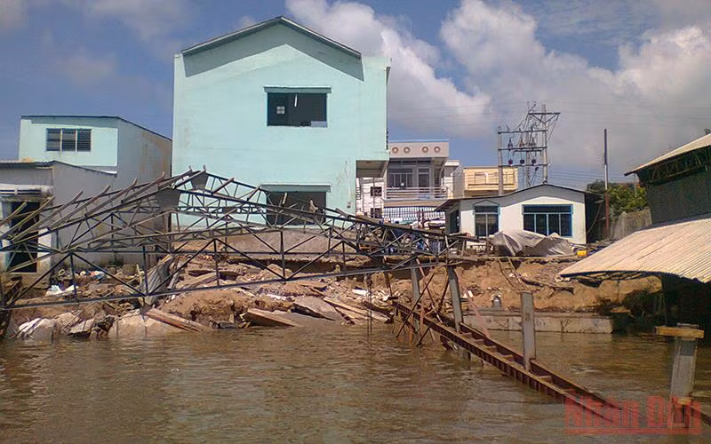 Sạt lở bờ sông Hậu.