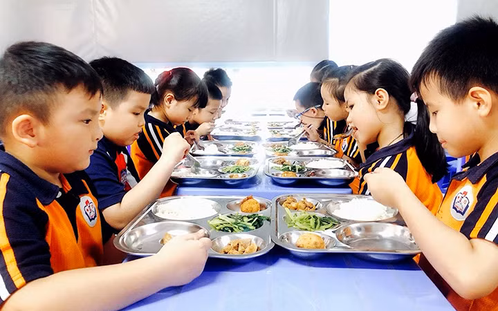 Bữa ăn bán trú của học sinh Trường tiểu học Thăng Long, quận Hoàn Kiếm (Hà Nội). Ảnh: MINH QUANG
