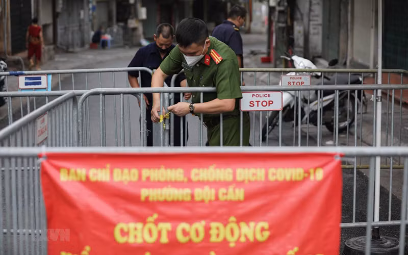 Hàng rào cứng để đảm bảo công tác phòng chống dịch. (Ảnh: Thành Đạt/TTXVN)