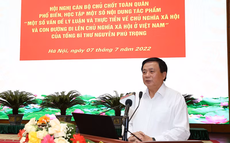 Đồng chí Nguyễn Xuân Thắng giới thiệu tác phẩm tại Hội nghị.