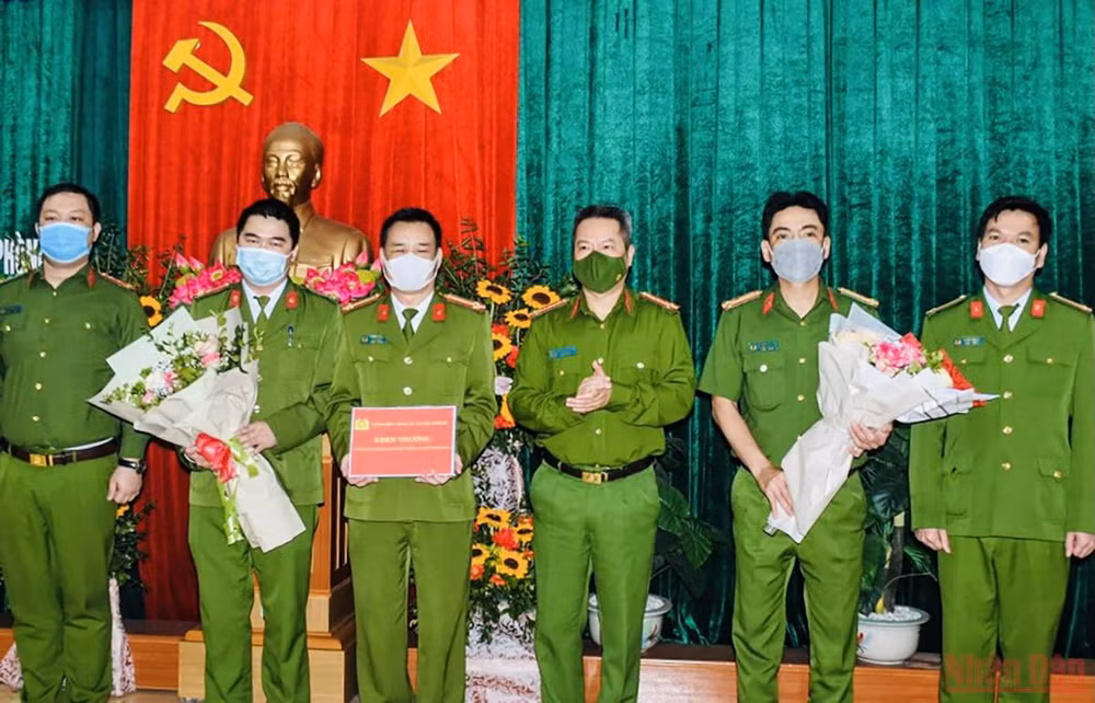 Lãnh đạo Công an Hải Phòng biểu dương, khen thưởng lực lượng Cảnh sát Kinh tế. (Ảnh: QUANG DŨNG)