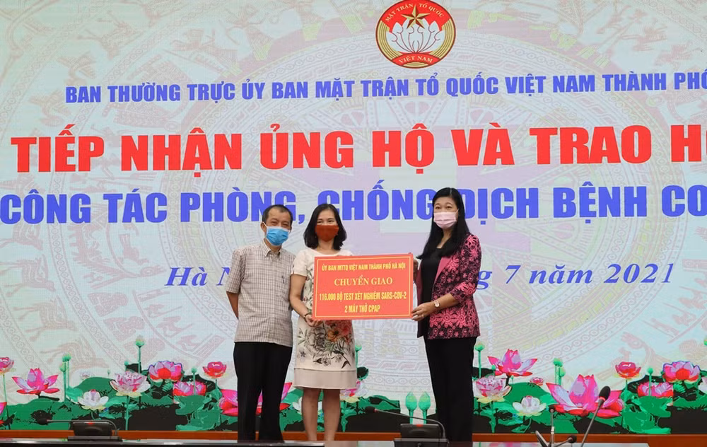 Hà Nội tiếp nhận 100 bộ nghìn bộ test nhanh Covid-19 “made in Vietnam” -0