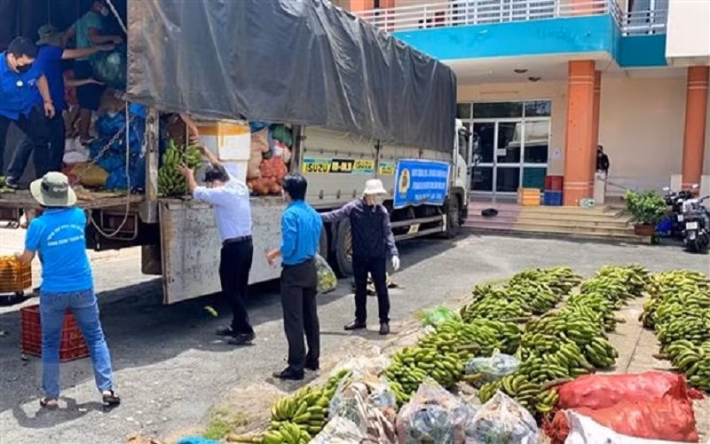 Công đoàn các Khu chế xuất, Khu công nghiệp thành phố tiếp nhận quà tặng của Liên đoàn Lao động tỉnh Gia Lai tặng công nhân lao động thành phố. (Ảnh: Thanh Vũ/TTXVN)