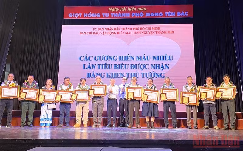 12 cá nhân có thành tích xuất sắc hiến máu liên tục nhiều năm tại Thành phố Hồ Chí Minh nhận Bằng khen của Thủ tướng Chính phủ.