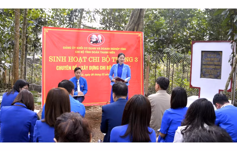 Một buổi sinh hoạt mẫu do Chi bộ Tỉnh đoàn Thanh niên Yên Bái tổ chức. Ảnh: MỸ VÂN