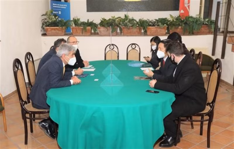 Thương vụ Sứ quán Việt Nam tại Italy làm việc với ngân hàng Banca di Credito Popolare tại Napoli liên quan vụ 100 container hạt điều xuất khẩu. (Ảnh: TTXVN)