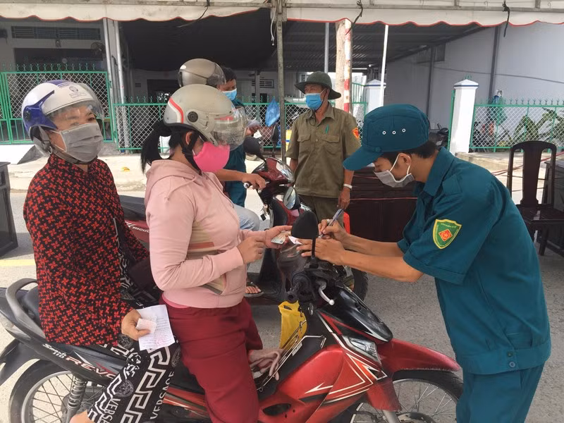 Chốt kiểm soát dịch khu vực Yên Hạ, phường Lê Bình, quận Cái Răng kiểm soát người người dân lưu thông trên đường. 