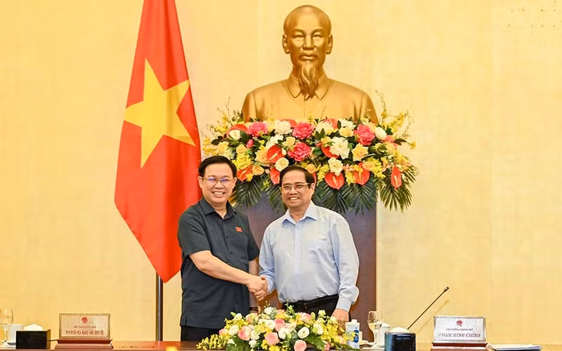 Chủ tịch Quốc hội Vương Đình Huệ và Thủ tướng Phạm Minh Chính tại cuộc họp.