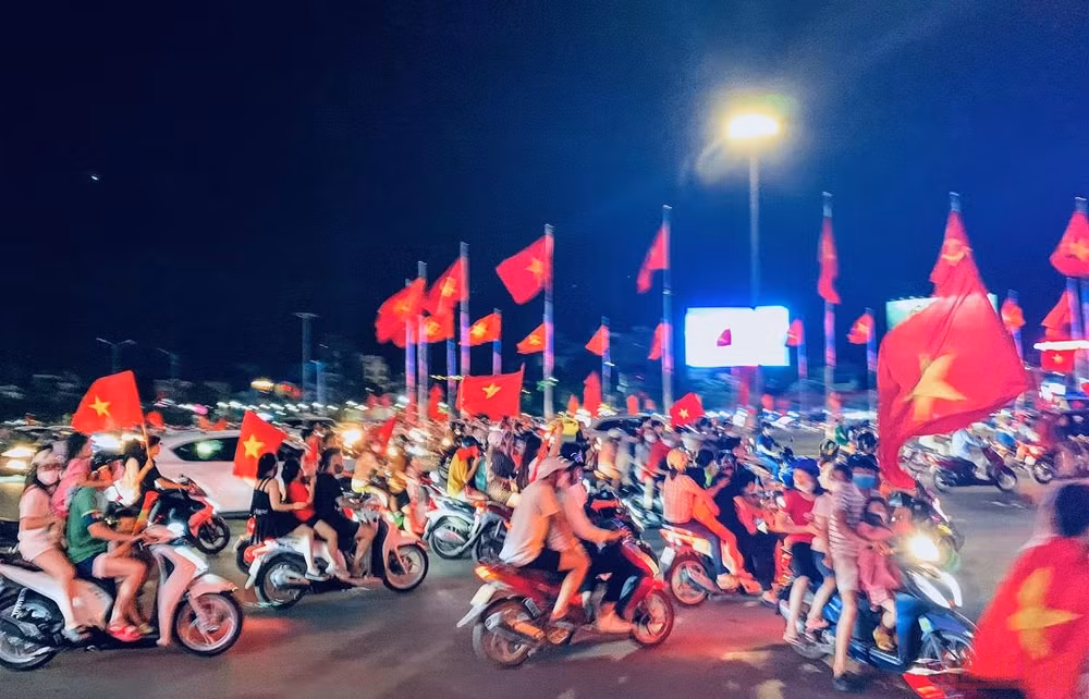 Người dân đổ ra đường ăn mừng U23 Việt Nam vô địch SEA Games 31 -0