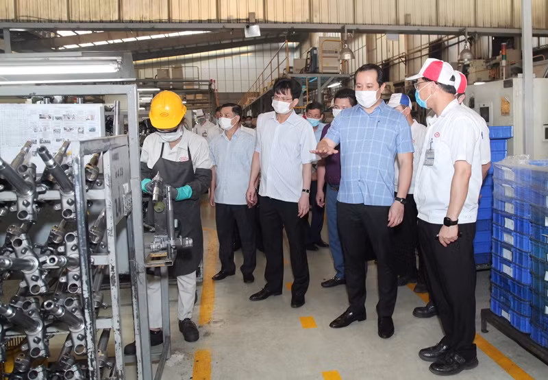 Đồng chí Phạm Hoàng Anh, Phó Bí thư Thường trực Tỉnh ủy Vĩnh Phúc (thứ hai từ phải sang) động viên doanh nghiệp tham gia chống dịch Covid-19.