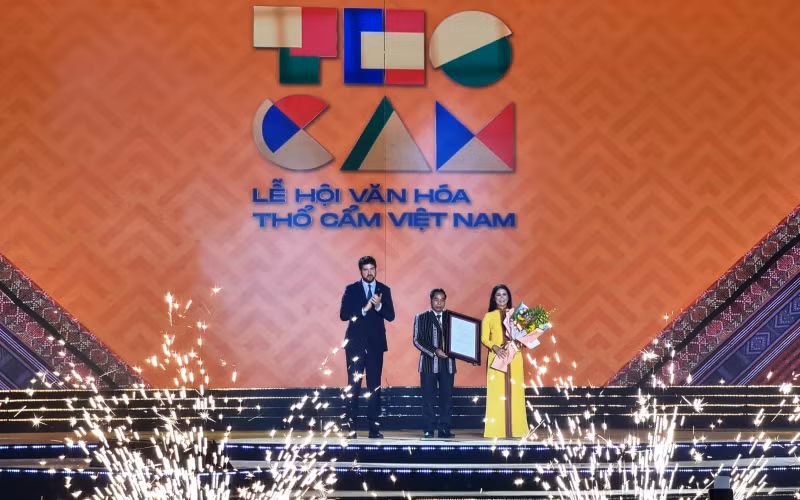 Ông Michael Croft, Trưởng đại diện Tổ chức Giáo dục, Khoa học và Văn hóa Liên hợp quốc (UNESCO) tại Việt Nam trao Danh hiệu Công viên địa chất toàn cầu UNESCO Đắk Nông cho lãnh đạo tỉnh.