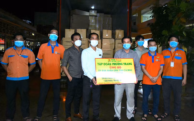 Đại diện lãnh đạo Sở Y tế Cà Mau tiếp nhận gói vật tư y tế hỗ trợ từ Tập đoàn Phương Trang vào tối 17/10. 