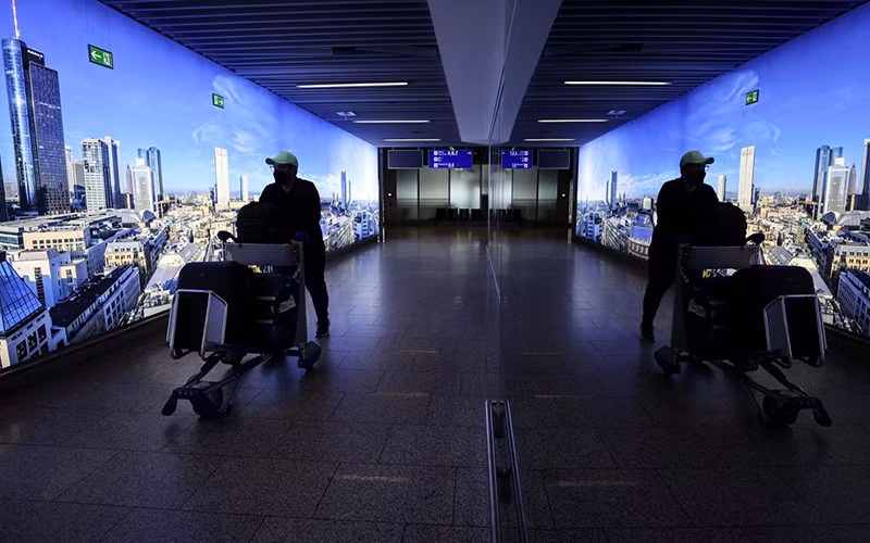Hành khách tại sân bay Frankfurt, Đức, tháng 3/2021. (Ảnh: Reuters)
