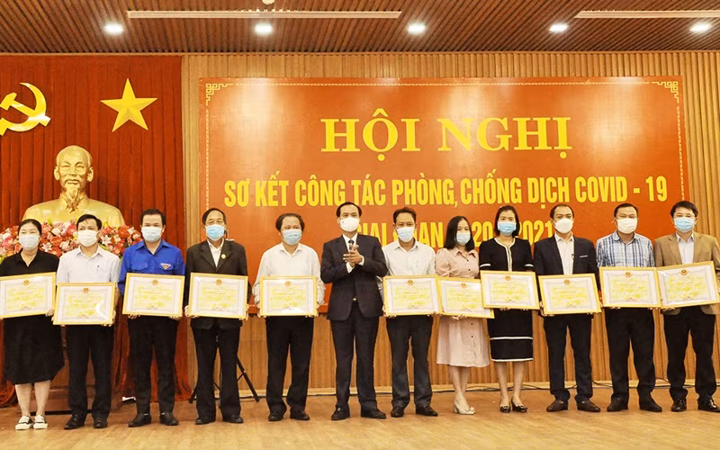 Phó Bí thư Tỉnh ủy, Chủ tịch UBND tỉnh Quảng Trị Võ Văn Hưng tặng bằng khen cho các tập thể.