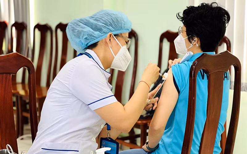 Tiêm vaccine phòng Covid-19 liều nhắc lại cho nhân viên y tế tại quận Tân Phú (TP Hồ Chí Minh). Ảnh: YẾN THƯ