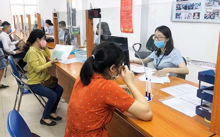 Người lao động đến Trung tâm Dịch vụ giới thiệu việc làm (Hà Nội) làm thủ tục nhận trợ cấp bảo hiểm xã hội thất nghiệp. Ảnh: HÀ PHƯƠNG