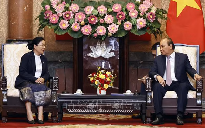 Chủ tịch nước Nguyễn Xuân Phúc tiếp Chánh án Tòa án nhân dân tối cao Lào Viengthong Siphandon. (Ảnh: TTXVN)