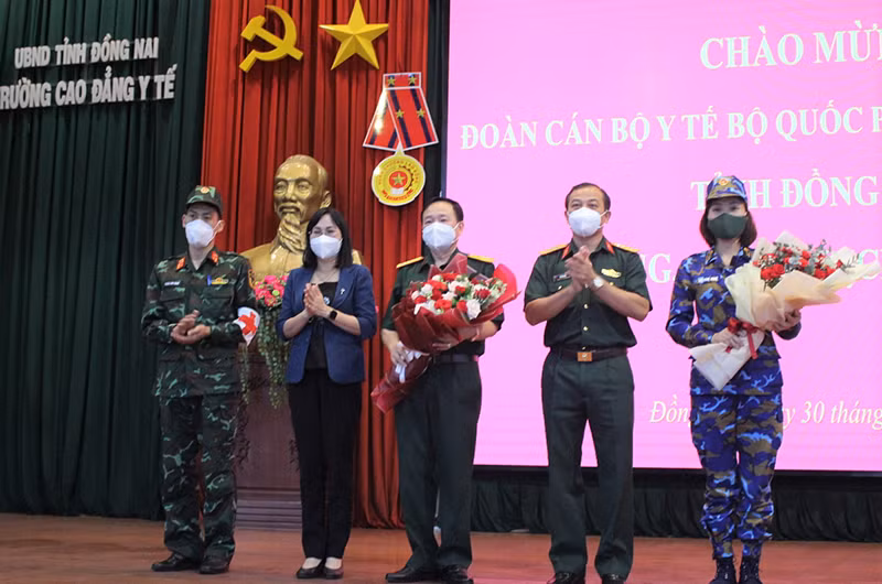 Phó Chủ tịch UBND tỉnh Đồng Nai Nguyễn Thị Hoàng chào mừng Đoàn cán bộ Cục Quân y đến hỗ trợ địa phương chống dịch.