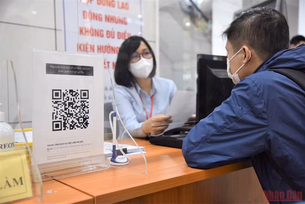  Người lao động tìm hiểu thông tin tại Trung tâm Dịch vụ việc làm Hà Nội (Ảnh minh họa: Minh Duy).