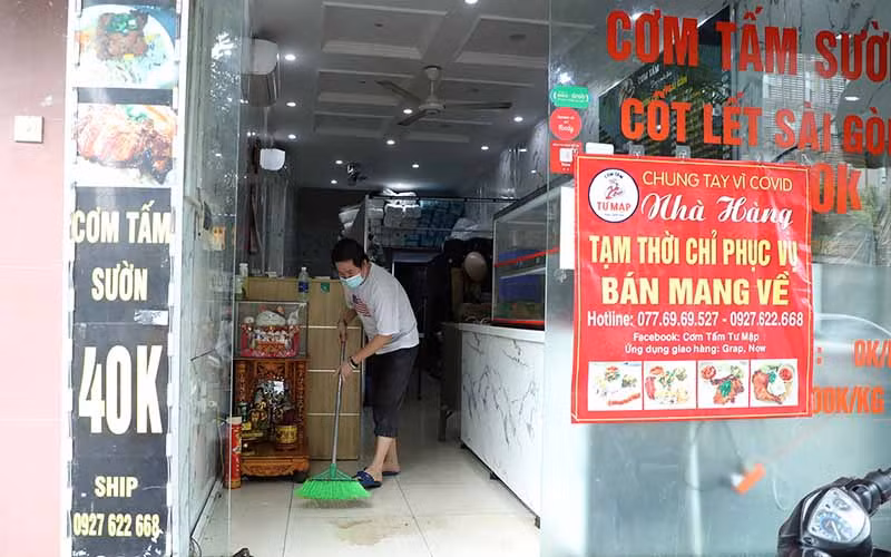 Ghi nhận của phóng viên Báo Nhân Dân trong sáng 16/9 tại địa bàn quận Ba Đình, nhiều cửa hàng tiến hành dọn dẹp, chuẩn bị mở bán trở lại. 
