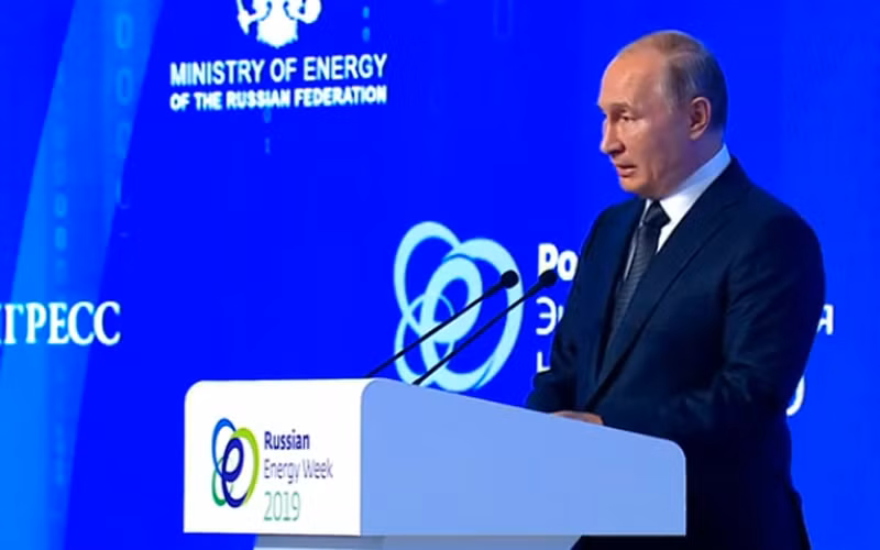 Tổng thống Nga Nga Vladimir Putin phát biểu tại phiên họp toàn thể của Diễn đàn Quốc tế "Tuần lễ Năng lượng Nga" năm 2019. (Ảnh: kremlin.ru)