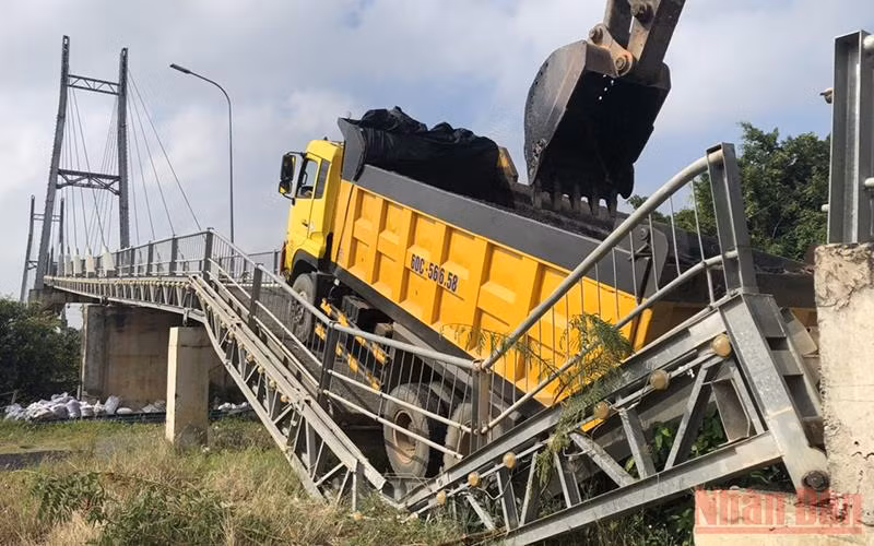 Xe lưu thông quá tải làm sập cầu dây văng Bình Phong Thạnh vào huyện Mộc Hóa, Long An.