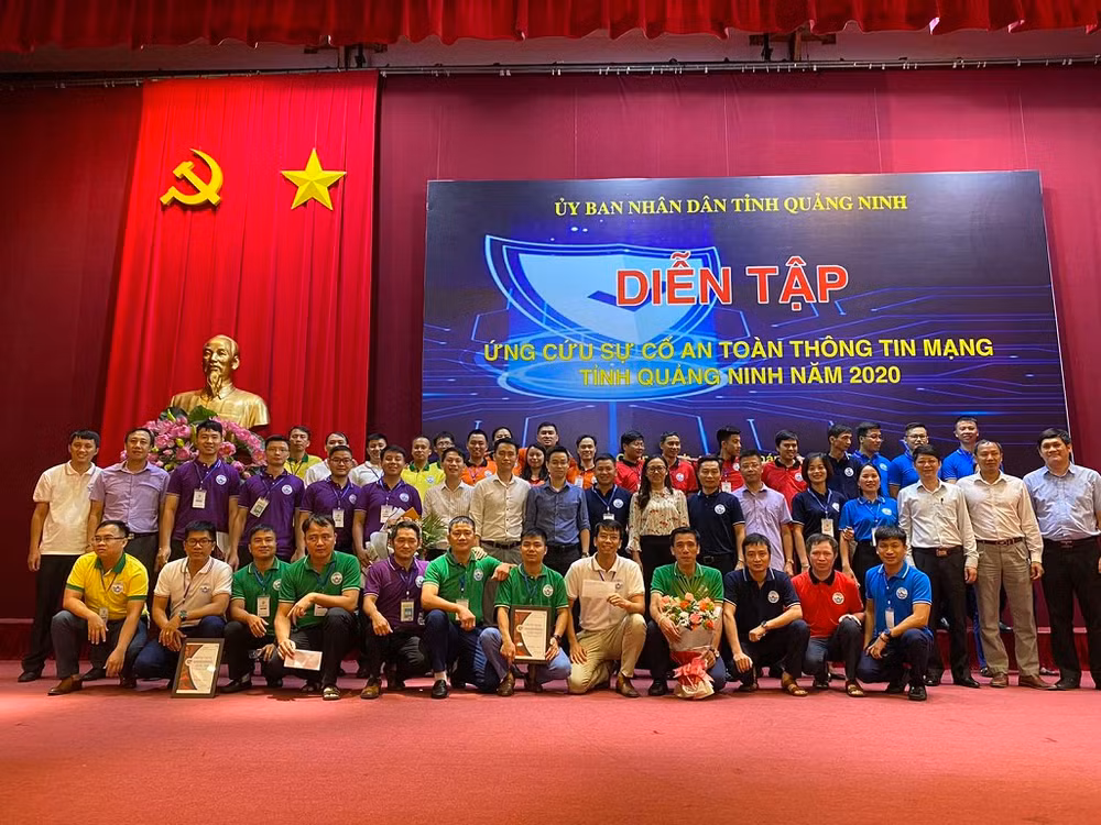 Các thành viên tham gia diễn tập.