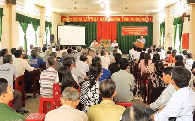 Buổi đối thoại giữa lãnh đạo Huyện ủy Hồng Ngự (Đồng Tháp) với nhân dân.