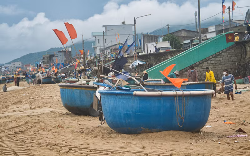 Nhiều ngư dân làng cá Phước Hải, huyện Đất Đỏ vẫn quen khai thác hải sản gần bờ, hiệu quả kinh tế không cao.