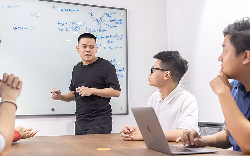 Lê Đình Lực, tác giả phương pháp dạy và học ngoại ngữ Linearthinking thảo luận công việc với các đồng nghiệp. (Ảnh: Nhật Minh)