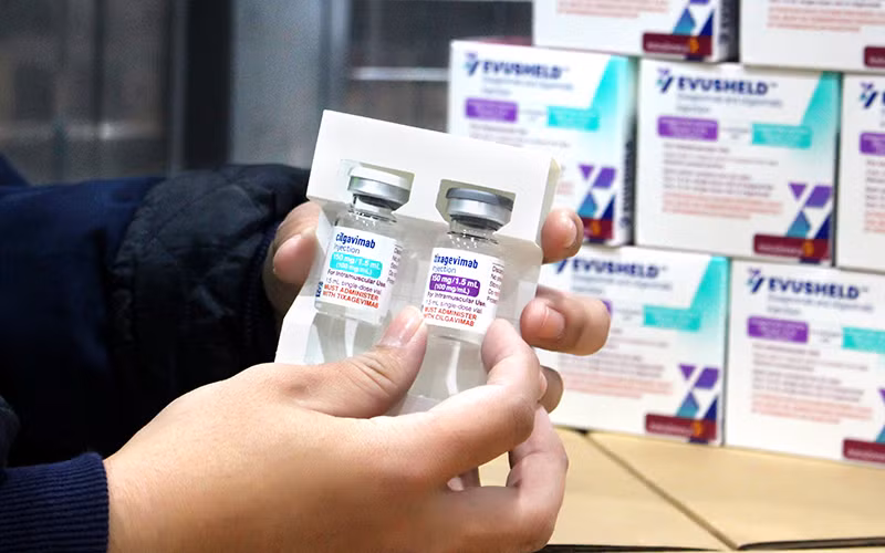 Kháng thể đơn dòng Evusheld là hỗn hợp gồm 2 kháng thể kết hợp với nhau là Tixagevimab và Cilgavimab.