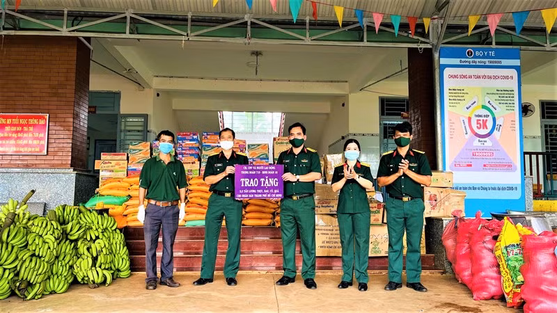 Đại diện Trung đoàn 719 trao tặng 3,5 tấn thực phẩm cho người dân và lực lượng tuyến đầu chống dịch Covid-19 ở TP Hồ Chí Minh.