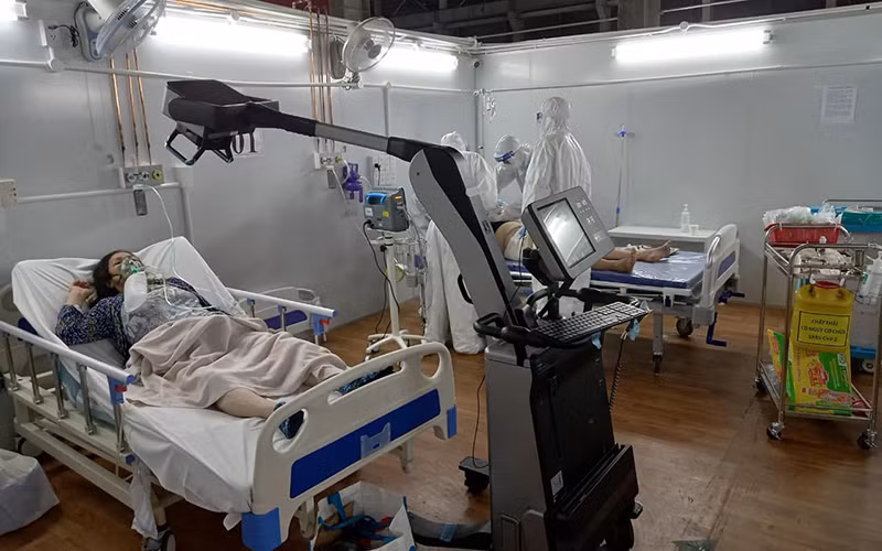 Trong phòng cấp cứu bệnh nhân nặng của Trung tâm Hồi sức tích cực bệnh nhân Covid-19 Bệnh viện Bạch Mai đặt tại Bệnh viện Dã chiến 16.