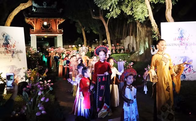 Trình diễn áo dài tại lễ ra mắt Câu lạc bộ Phụ nữ với di sản văn hóa.