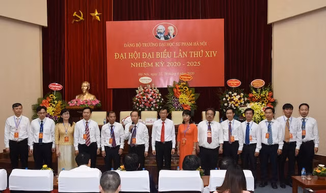 Các Ủy viên Ban Chấp hành Đảng bộ Trường đại học Sư phạm khóa 2020-2025 ra mắt.